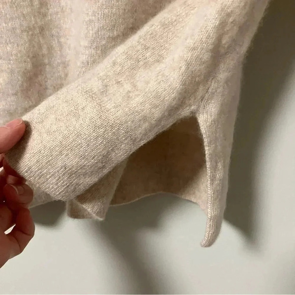 Halogen 100%  cashmere cream v neck sweater - Picture 2 of 4